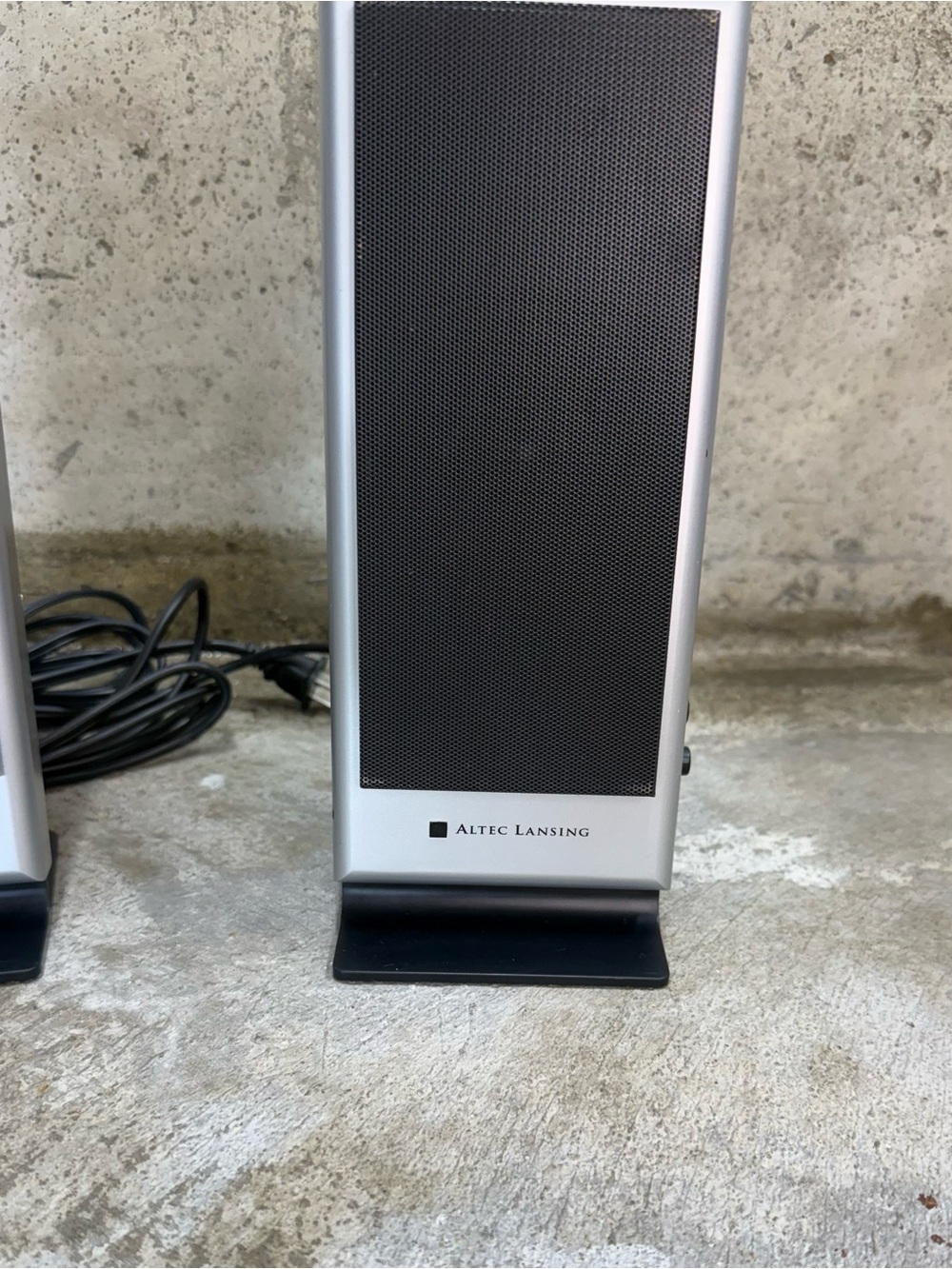 Altec Lansing VS2120 Powered Stereo Computer Speakers - Picture 2 of 9